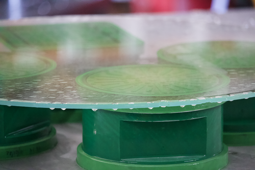 round vacuum cup with glass on top