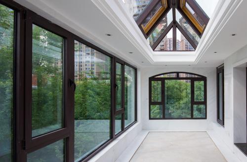 corrido with glass walls